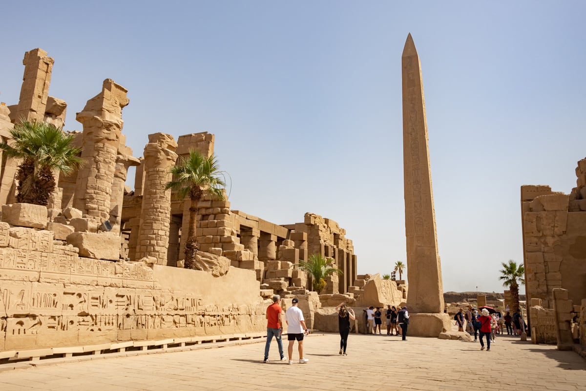 Allée avec l'obélisque au temple de Karnac à Louxor