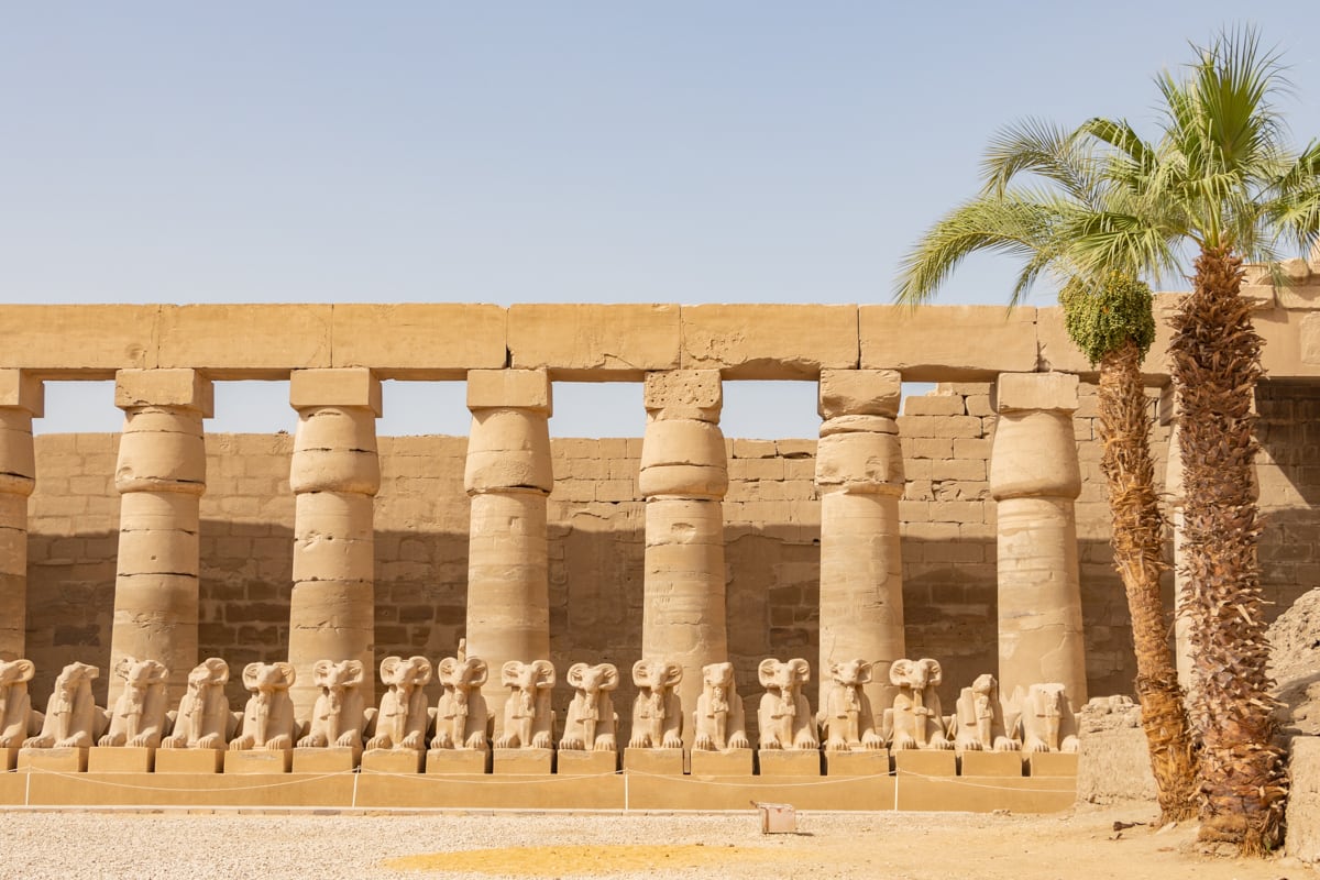 Allée des Sphinx au temple de Karnac à Louxor