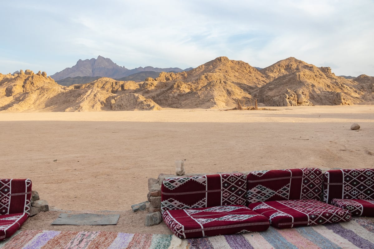 Camp bédouin avec coussins dans le désert d'Hurghada
