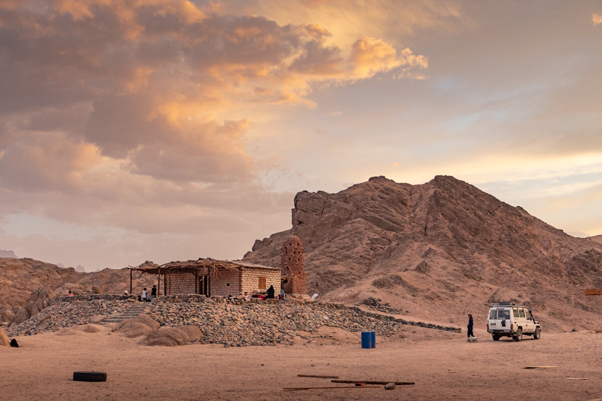 Camp bédouin dans le désert à Hurghada en fin de journée
