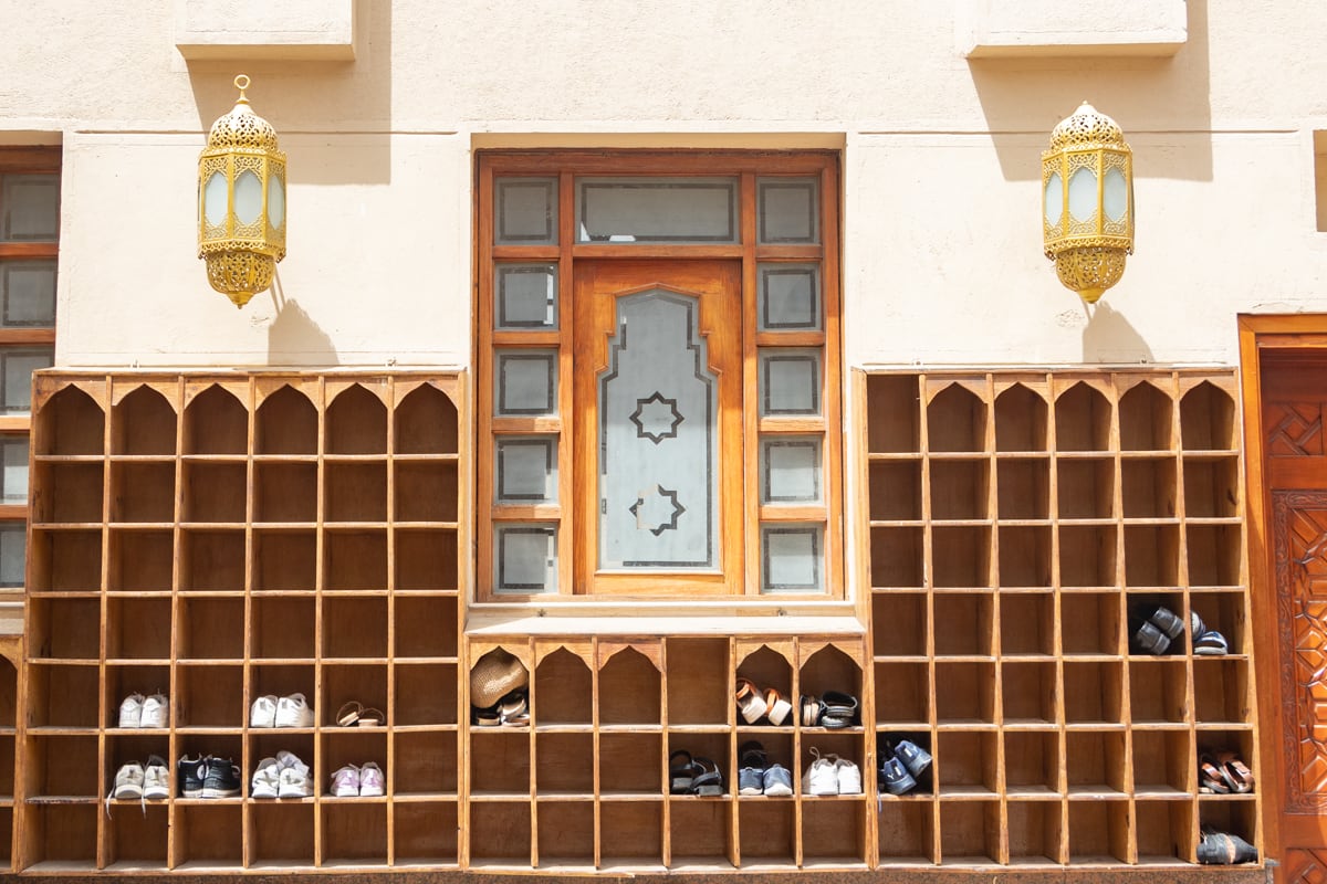 Casiers pour les chaussures à la mosquée d'Hurghada