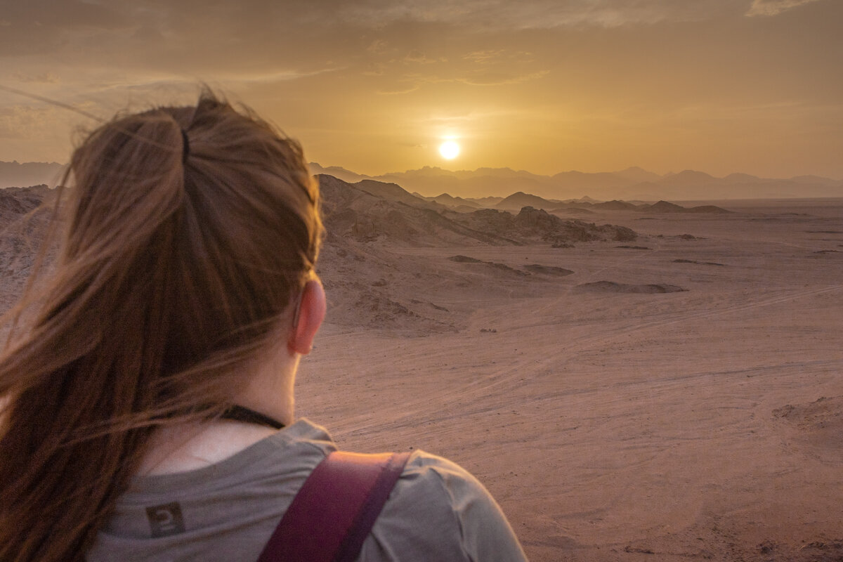 Contemplation du coucher de soleil dans le désert à Hurghada