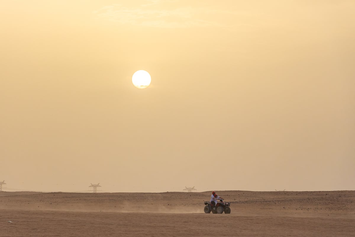 Coucher de soleil dans le désert lors de l'excursion en quad