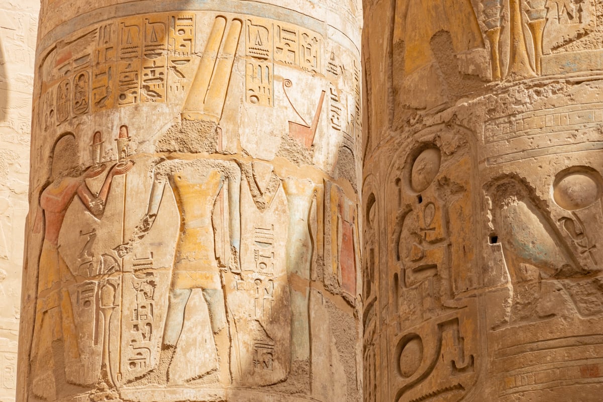 Décoration de la colonne dans la salle hypostyle de Karnac