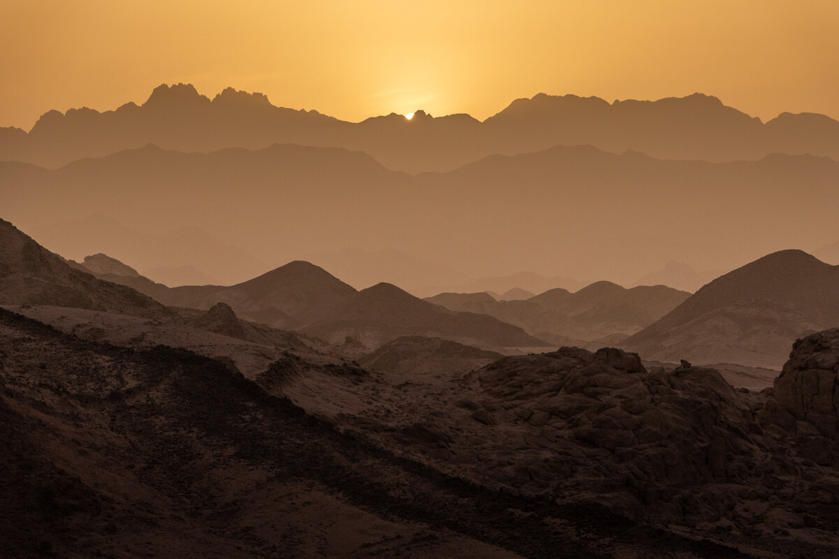 Désert près d'Hurghada aux couleurs du coucher de soleil