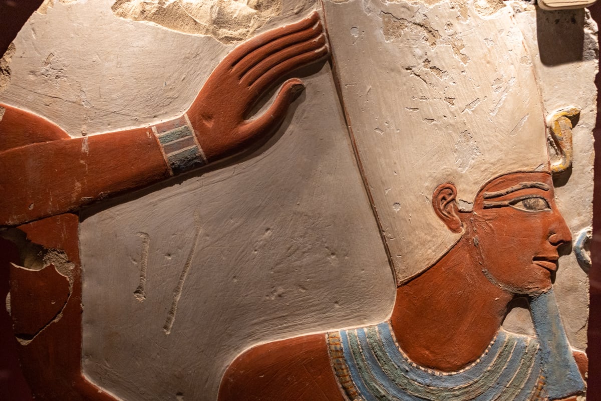 Détail d'une sculpture de pharaon à l'Hurghada Museum