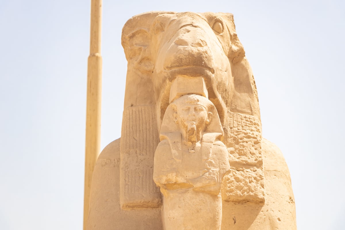 Détail d'une statue de sphinx au temple de Karnac à Louxor