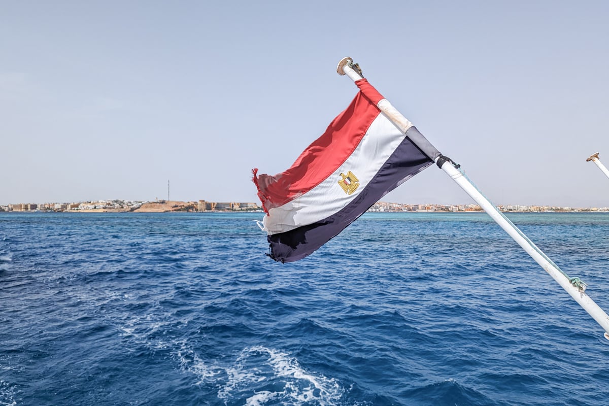 Drapeau de l'Égypte en mer Rouge à Hurghada