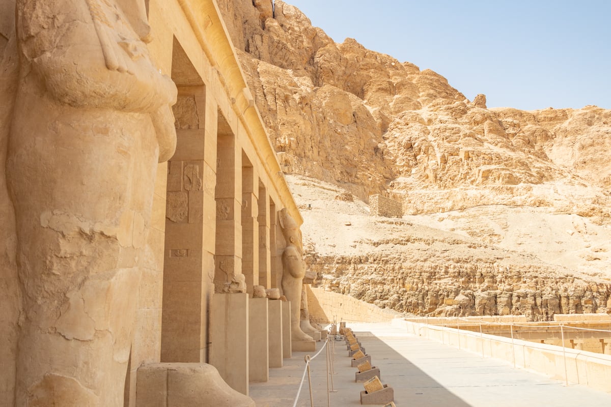 Entrée avec les statues au temple d'Hatchepsout à Louxor