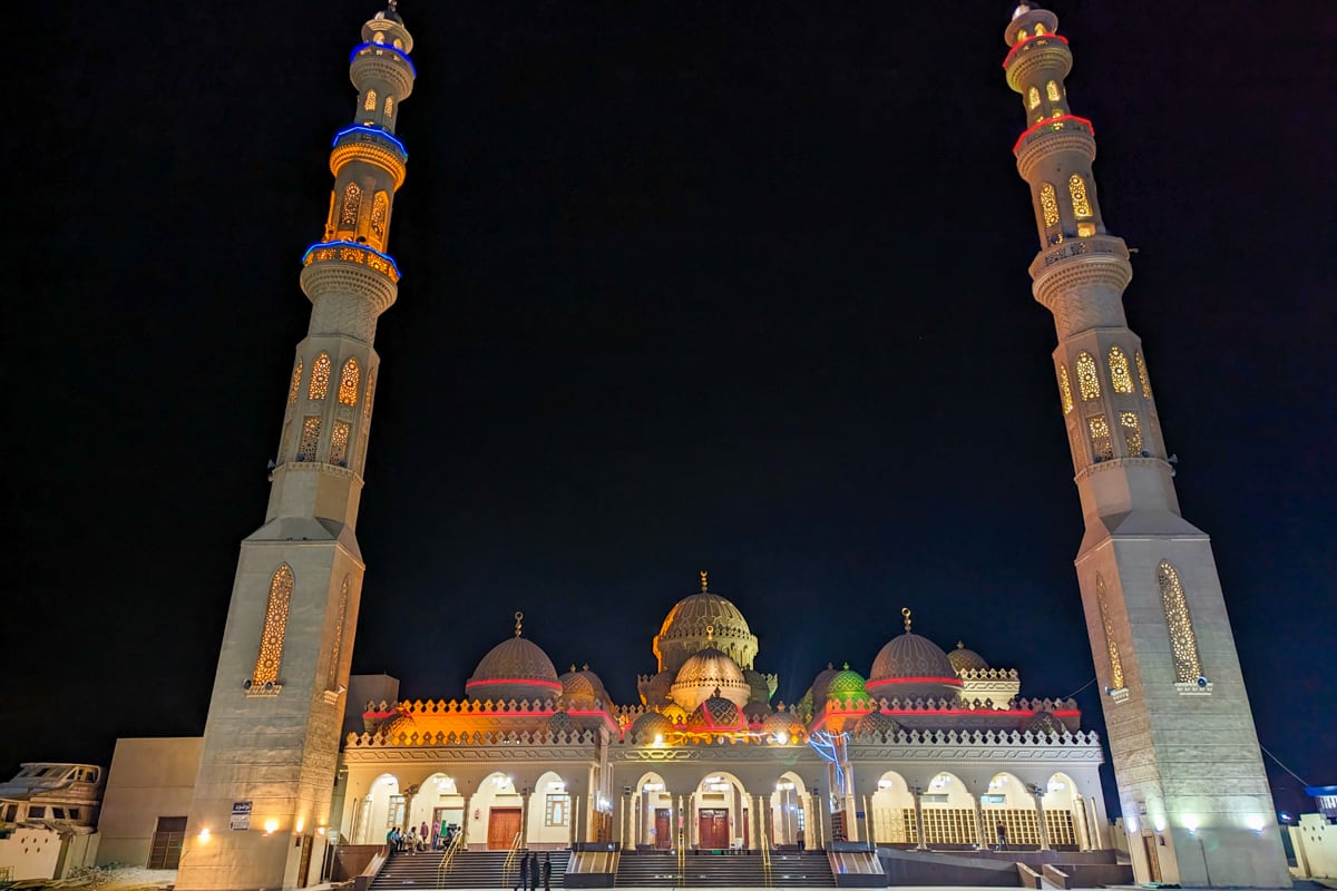 Façade la mosquée de nuit