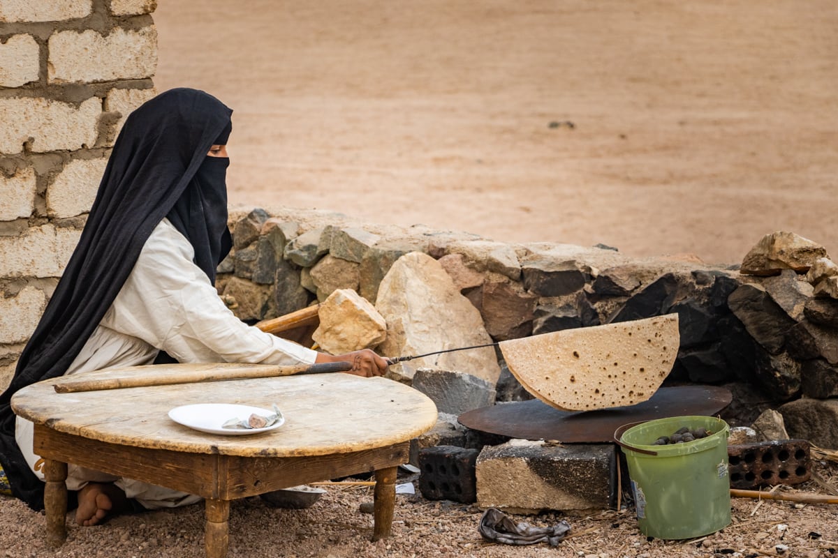Femme bédouine faisant du pain dans le désert d'Hurghada