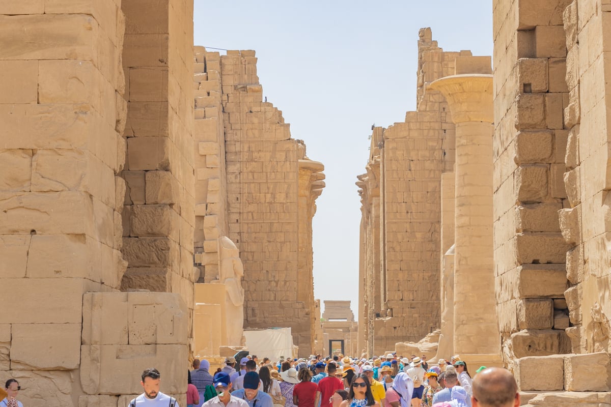 Foule touristique devant la salle hypostyle du temple de Karnac à Louxor