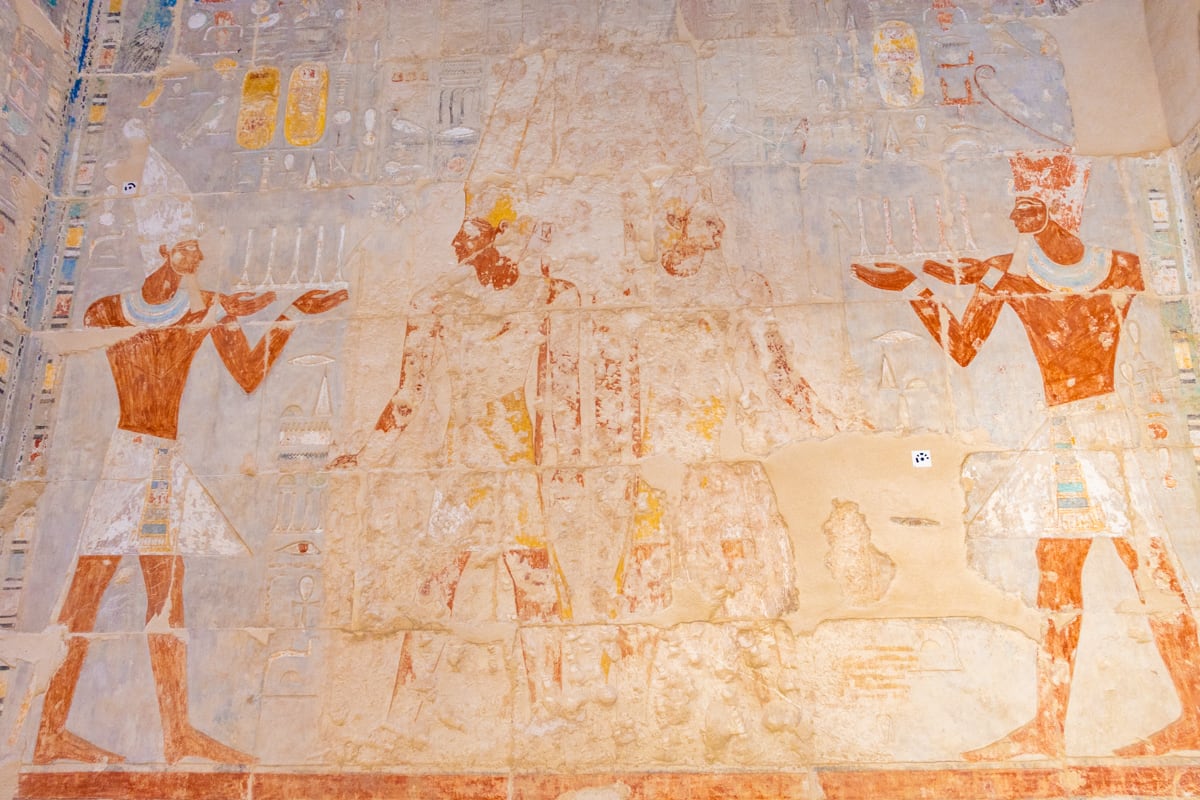 Hiéroglyphes du temple d'Hatchepsout à Louxor