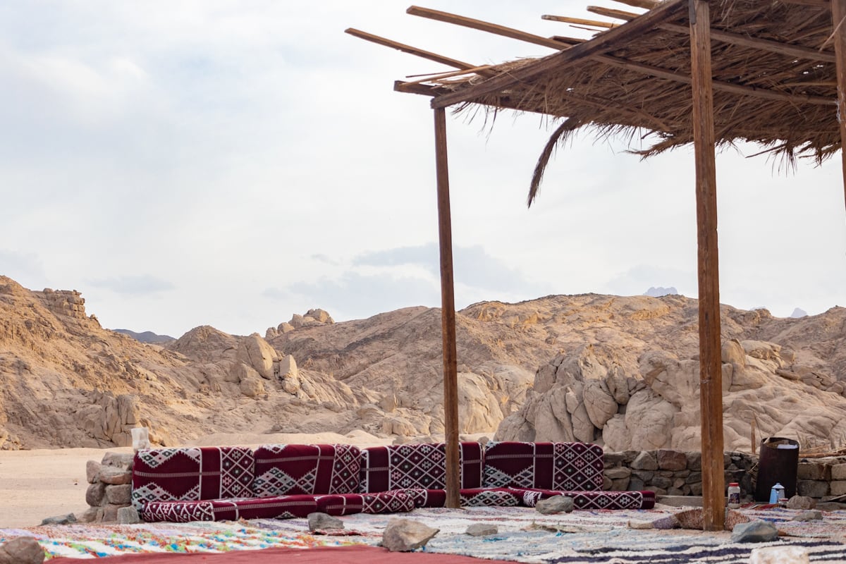 Installation du camp bédouin dans le désert d'Hurghada