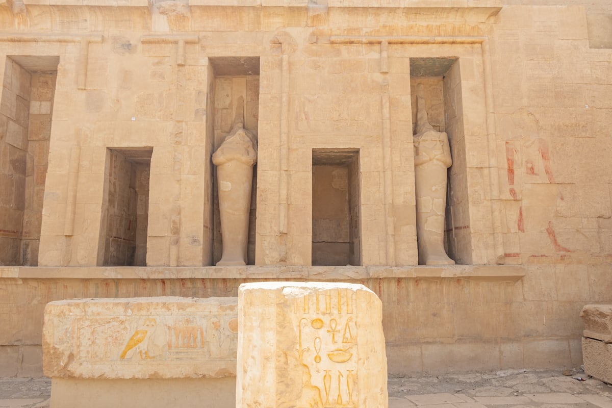 Intérieur du temple d'atchepsout à Louxor