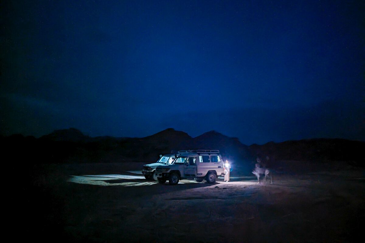 Jeep sous un ciel étoilé dans le désert en Egypte