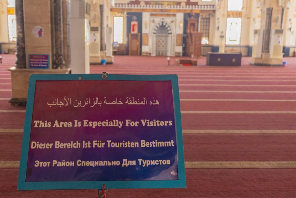 Panneau d'indication de visites à la mosquée d'Hurghada