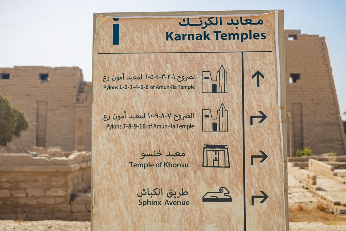 Panneau d'indications du temple de Karnac à Louxor