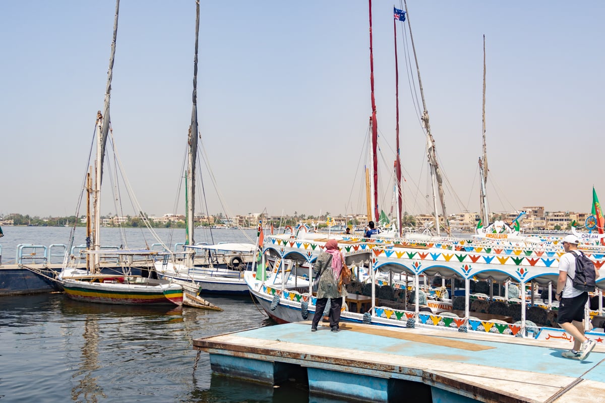 Port avec la felouque sur le Nil à Louxor