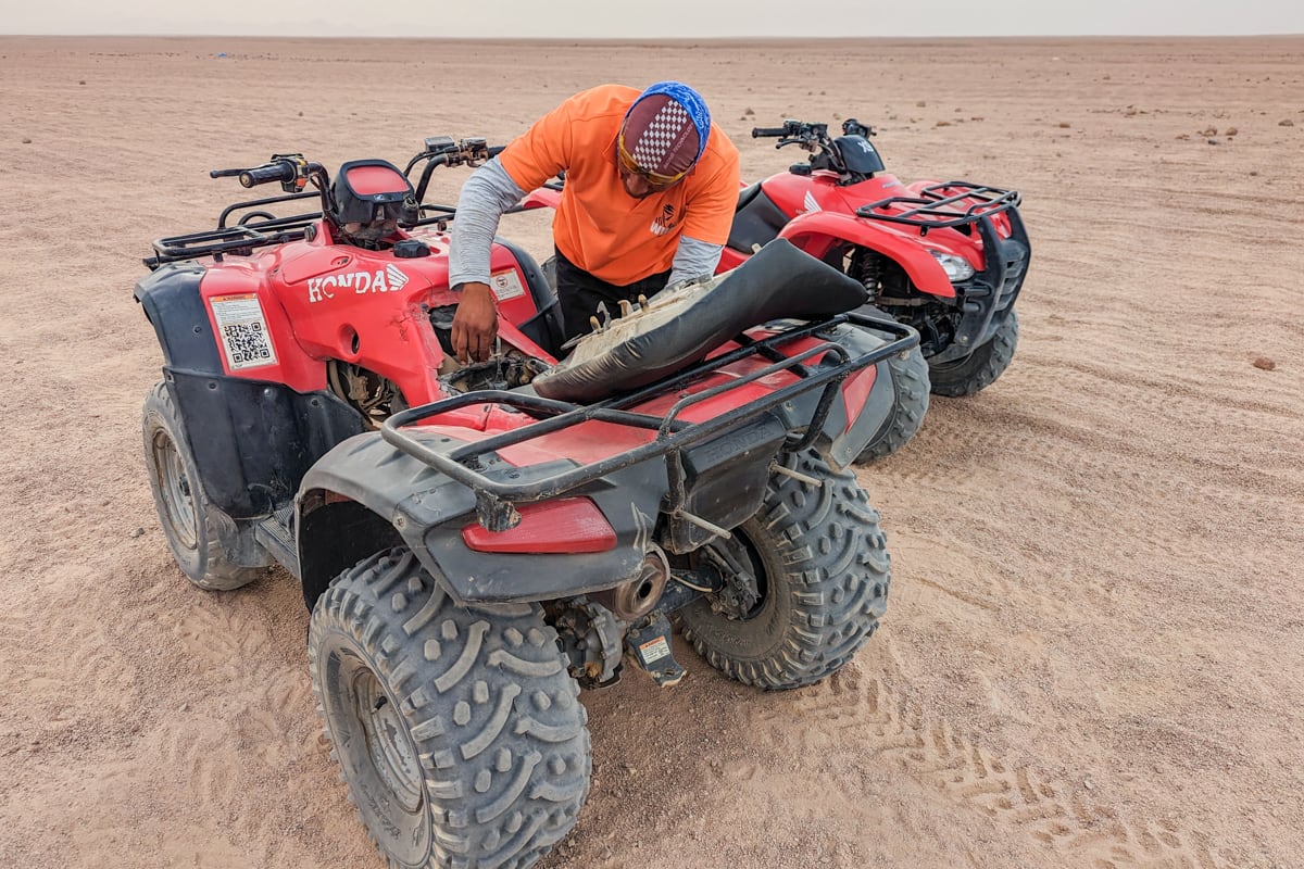 Réparation du quad lors de l'excursion à Hurghada
