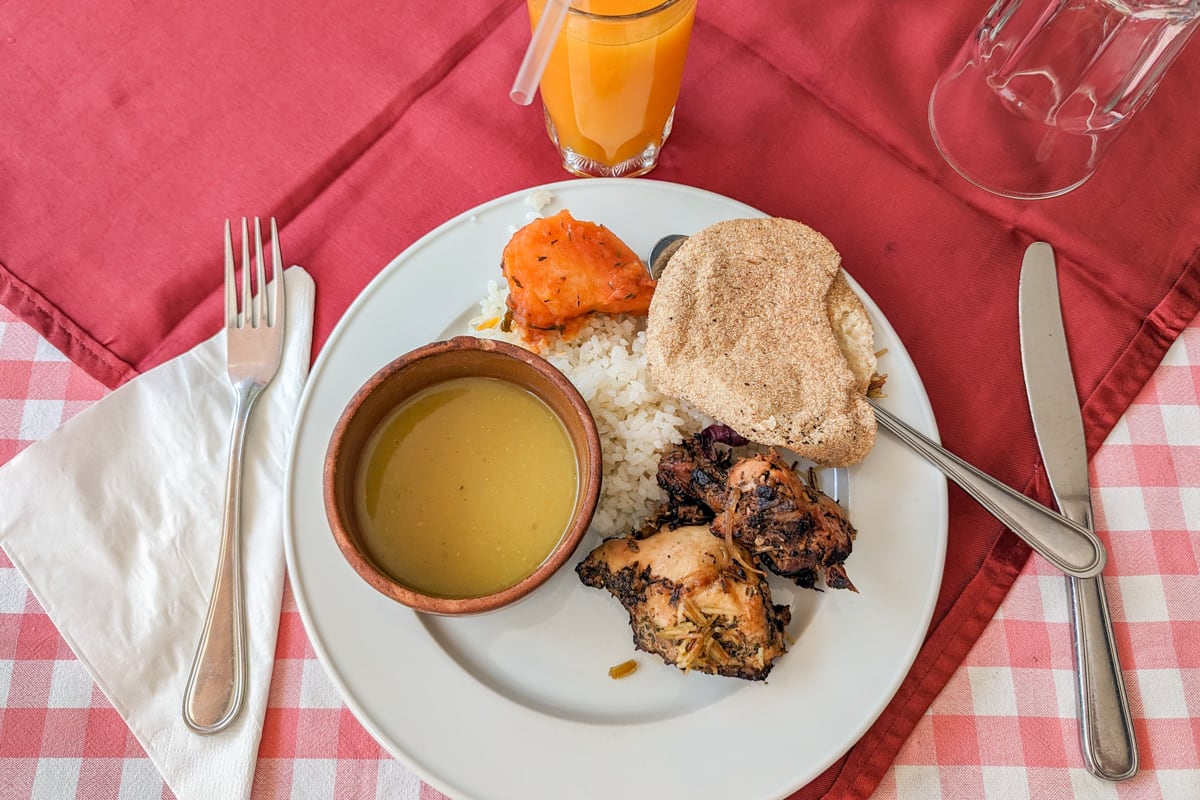 Repas du buffet de l'excursion à Louxor