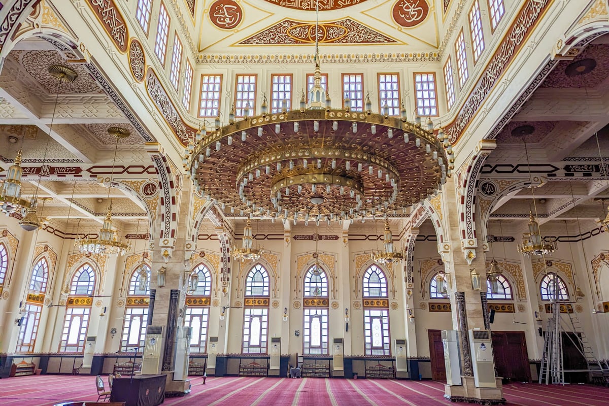 Salle de prière et son lustre dans la mosquée d'Hurghada