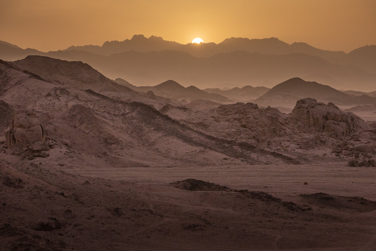 Soleil couchant dans le désert à Hurghada