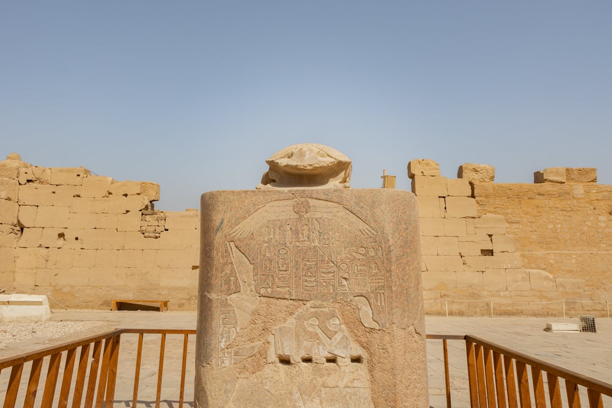 Statue du scarabée au temple de Karnac à Louxor