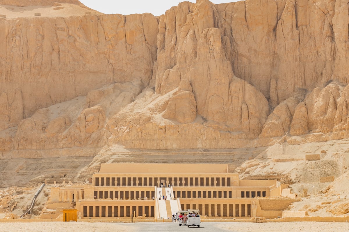 Temple d'Hatchepsout avec la navette à Louxor