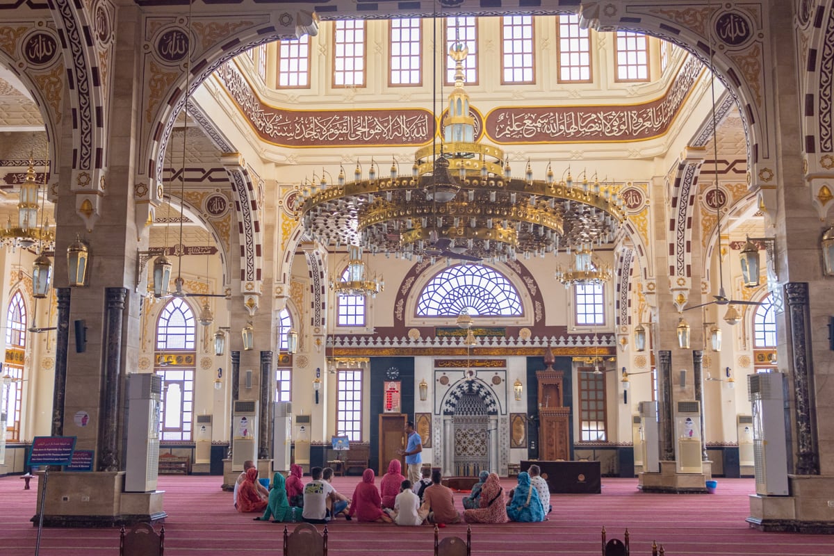 Visite guidée dans la salle de prière de la mosquée d'Hurghada