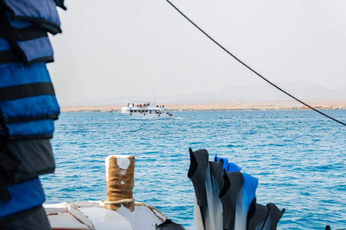 Vue sur bateau depuis un catamaran à Hurghada