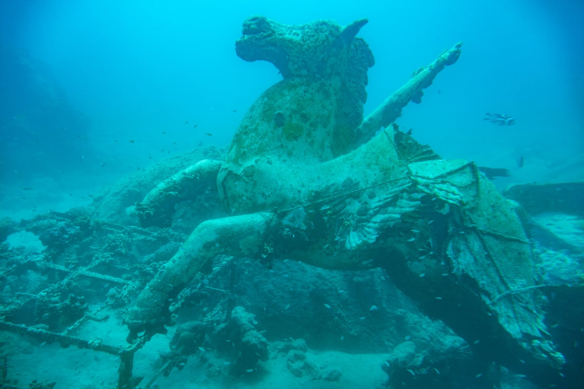 Épave d'une statue dans la mer Rouge pendant le sous-marin à Hurghada