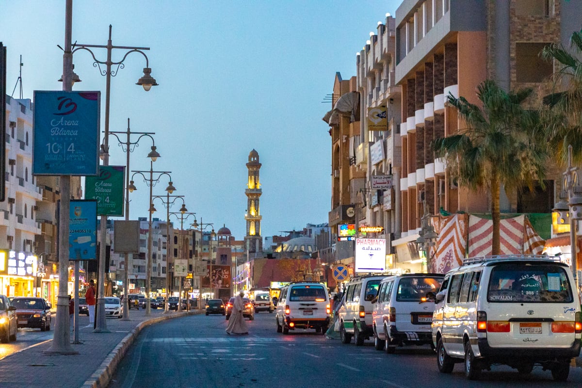 Grande avenue du centre-ville d'Hurghada