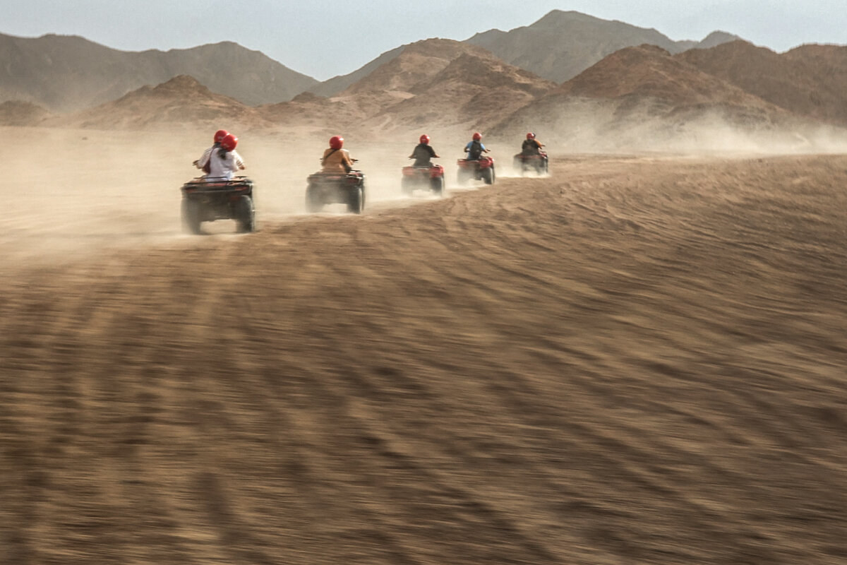 Quads dans le désert près d'Hurghada