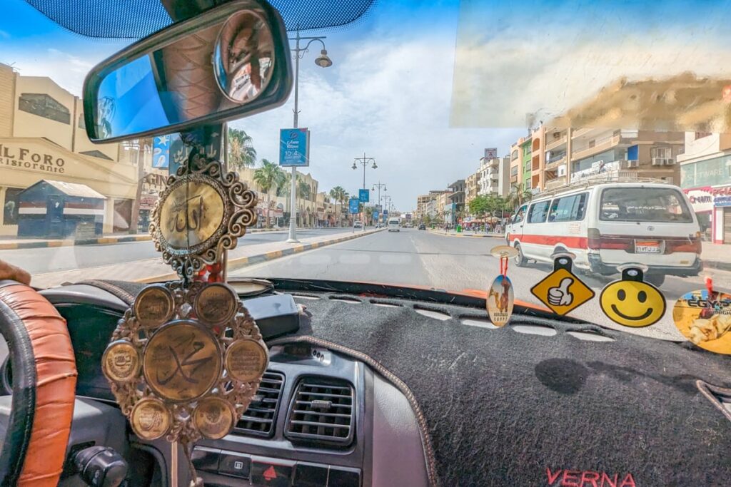 Intérieur avec devanture d'un taxi à Hurghada