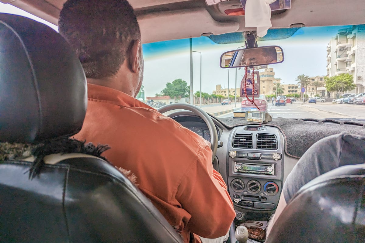 Intérieur d'un taxi avec chauffeur à Hurghada