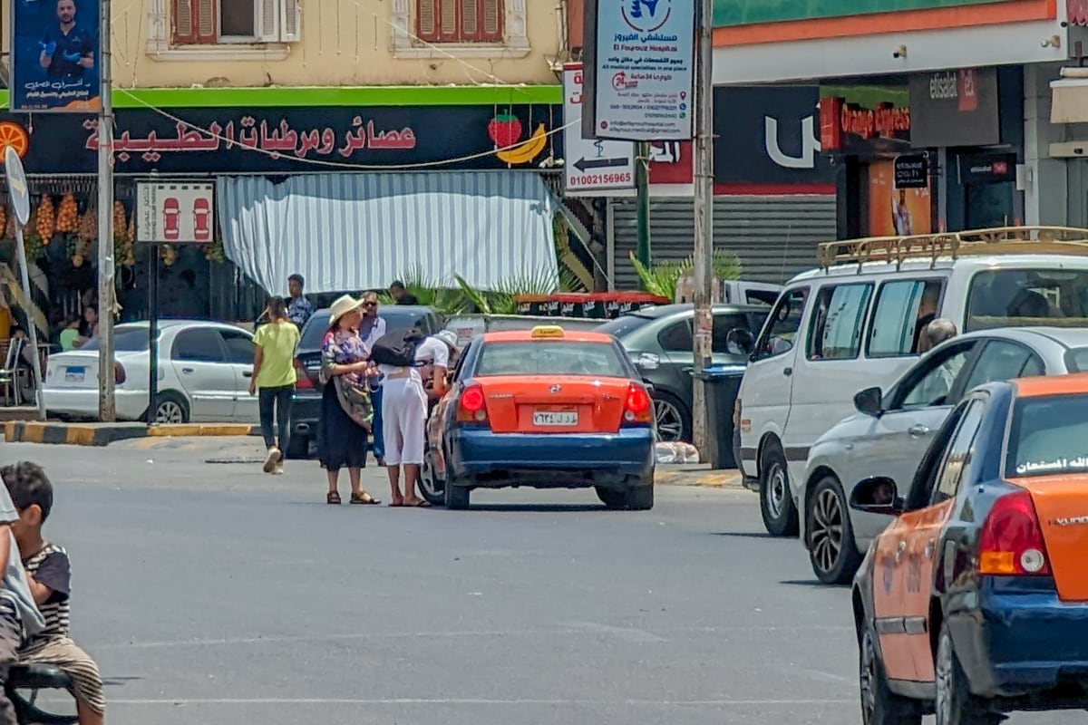 Négociation entre des touristes et un taxi à Hurghada