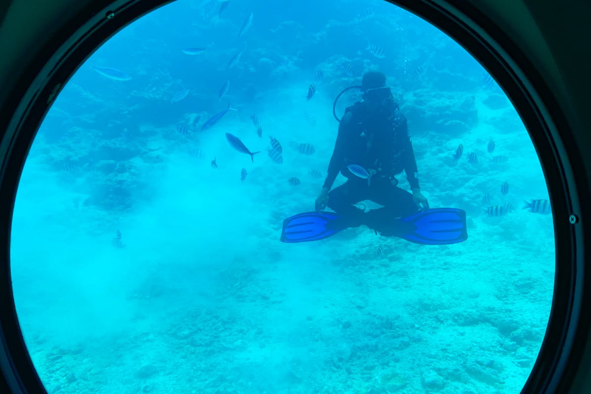 Pose yogi du plongeur lors de l'excursion sous-marin à Hurghada