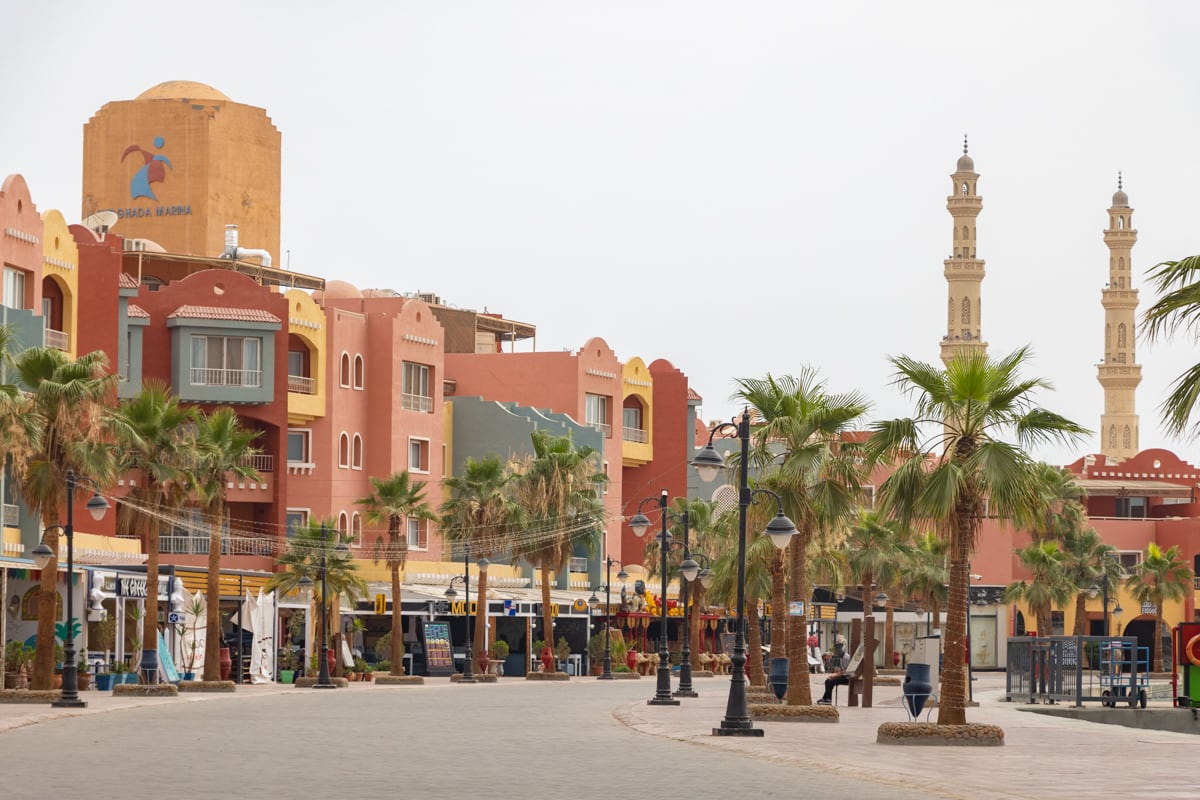 Promenade de la marina avec ses restaurants à Hurghada