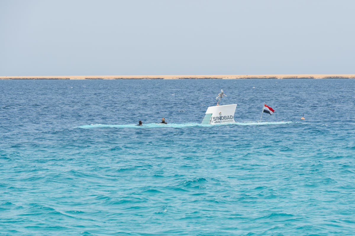 Sous-marin plongeant dans mer Rouge d'Hurghada