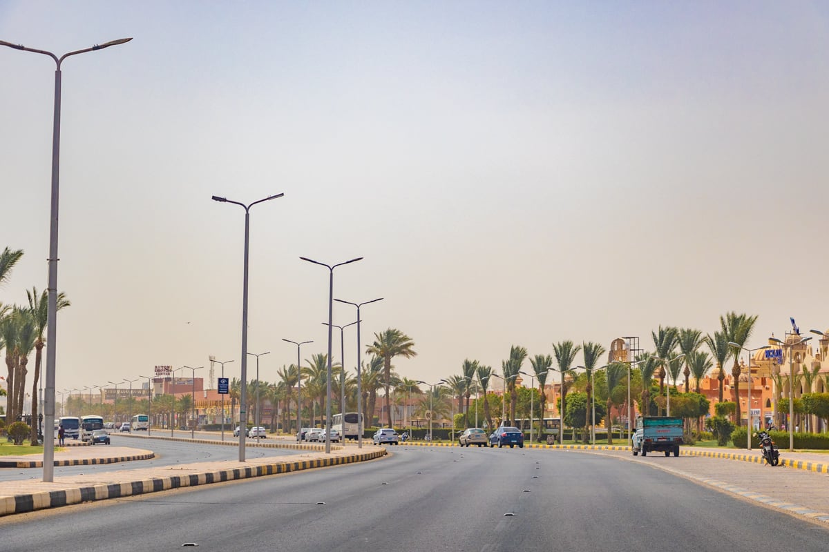 Avenue au nord de la ville d'Hurghada