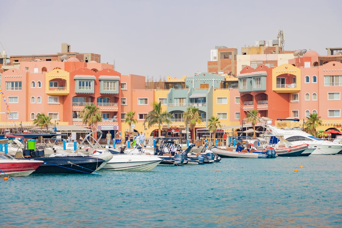 Port de plaisance avec promenade à la marina d'Hurghada