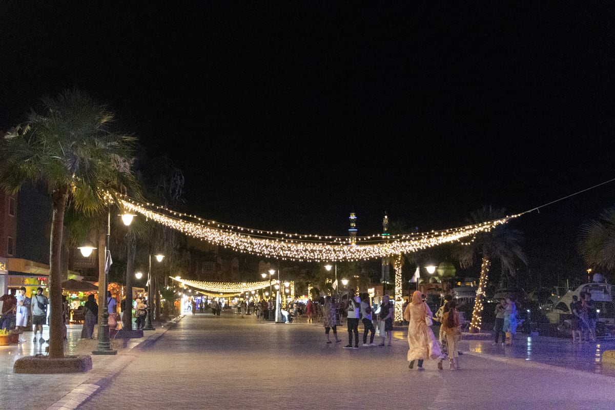 Promenade en soirée dans la marina d'Hurghada